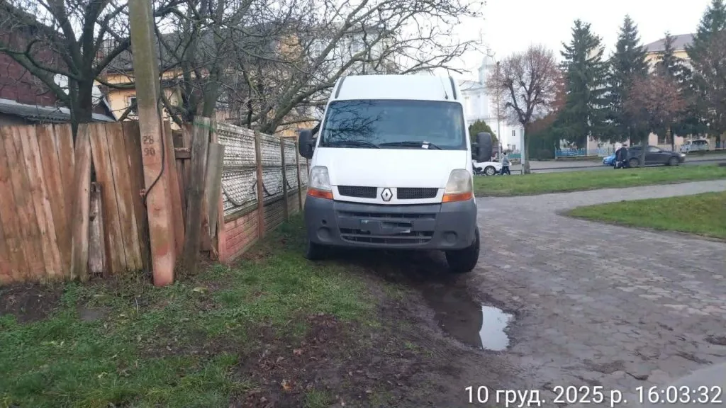 Автівки під знаками, на тротуарах і переходах: у Володимирі муніципальна варта виявила численні порушення ПДР 4