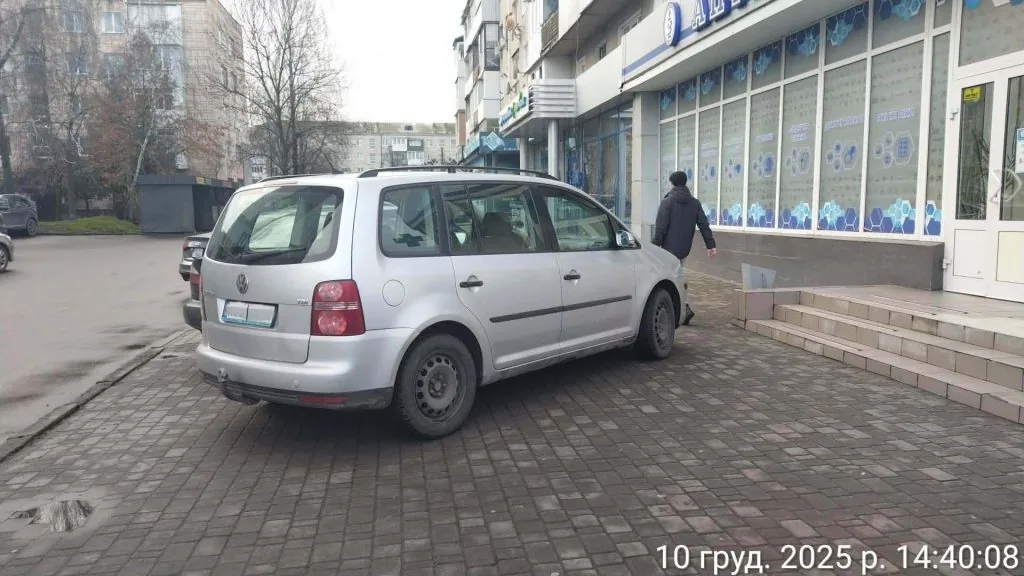 Автівки під знаками, на тротуарах і переходах: у Володимирі муніципальна варта виявила численні порушення ПДР 6