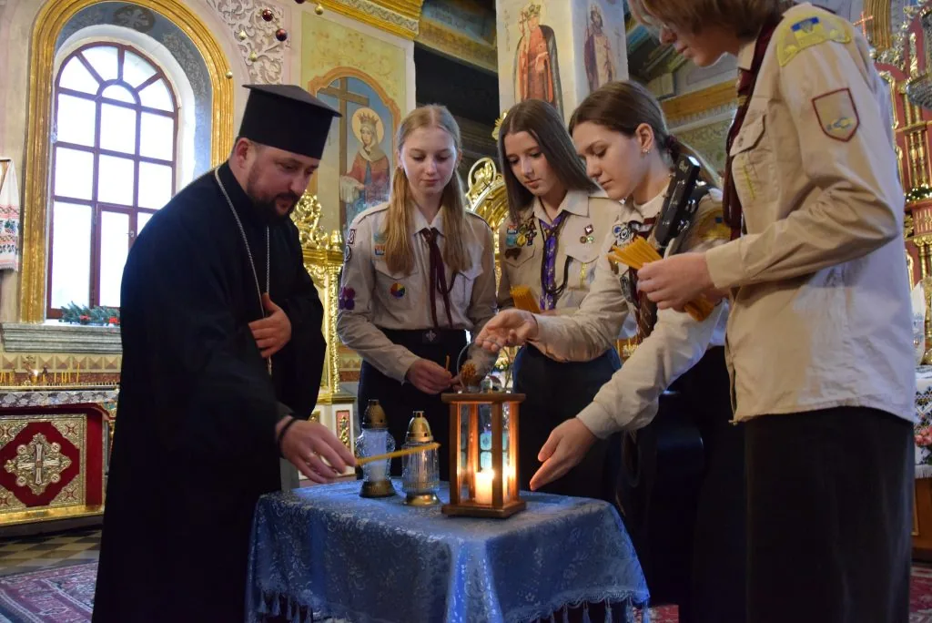 Луцькі пластуни передали прикордонникам Вифлеємський вогонь 5