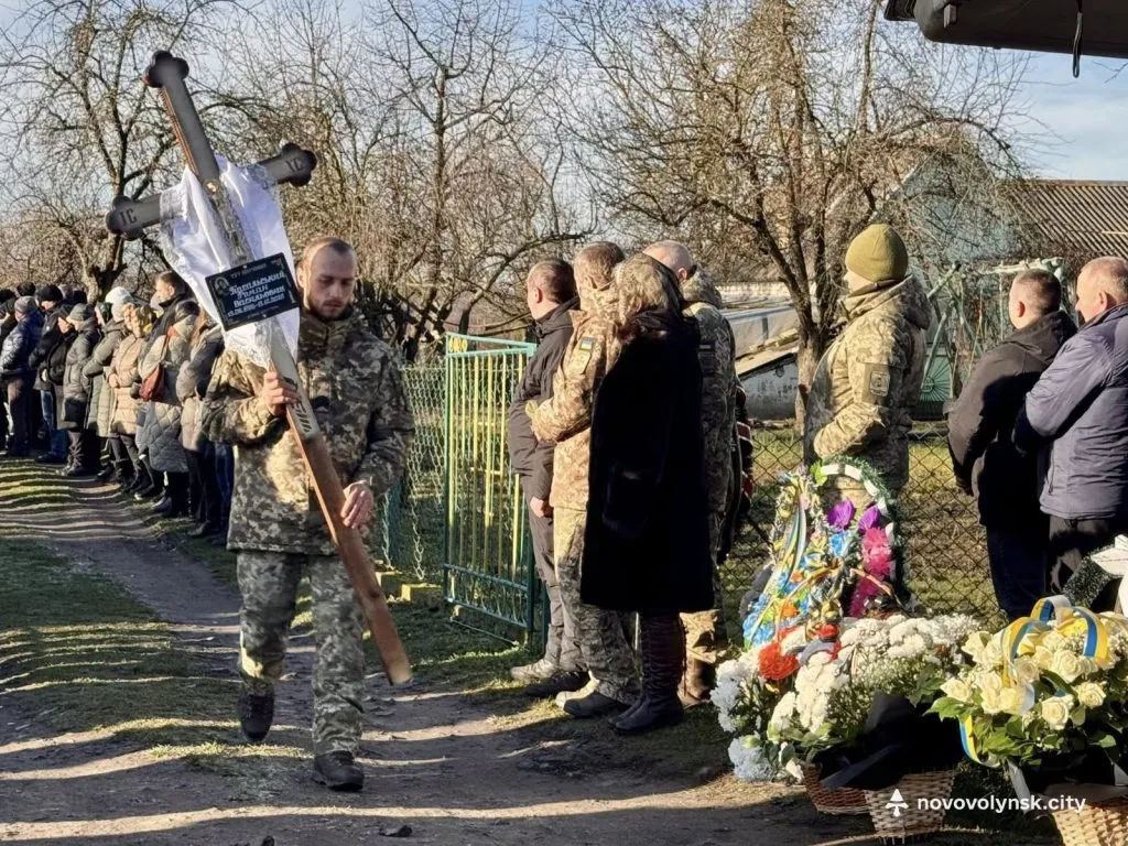 Трагічно загинув у ДТП: громада Нововолинська попрощалася із Захисником Романом Пасальським 2