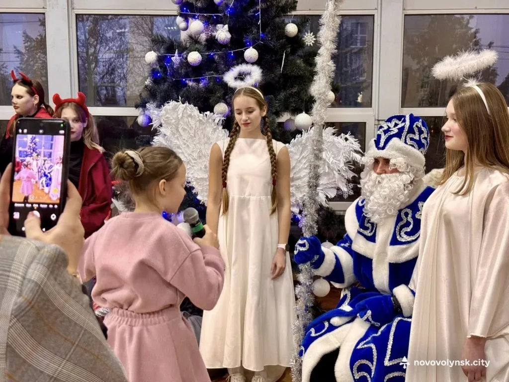 Для дітей Захисників у Нововолинську провели різдвяно-новорічне свято 12