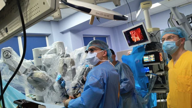 63-річній волинянці видалили пухлину серця за допомогою робота 2