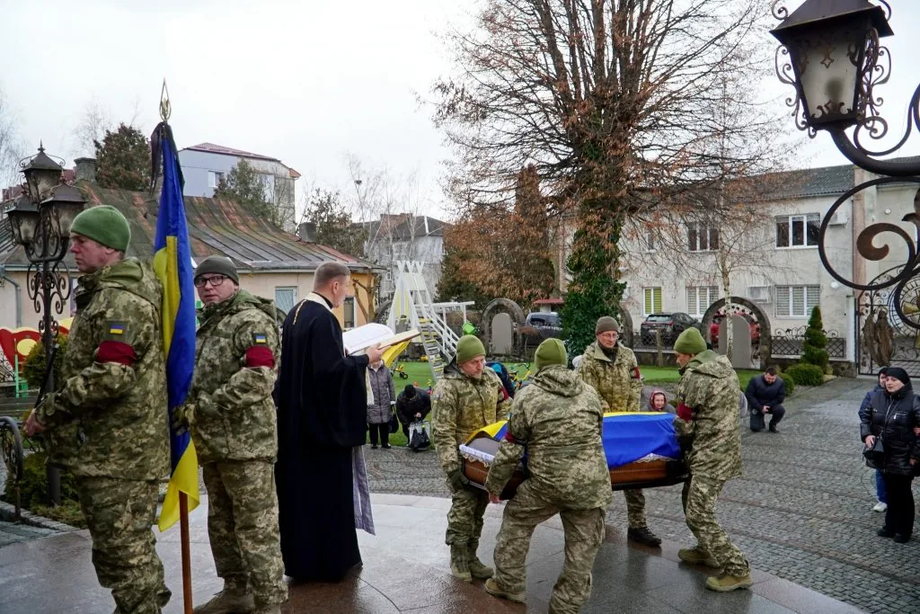 Понад рік вважався зниклим безвісти: громада Володимира попрощалася з полеглим Героєм Романом Літвінчуком 2