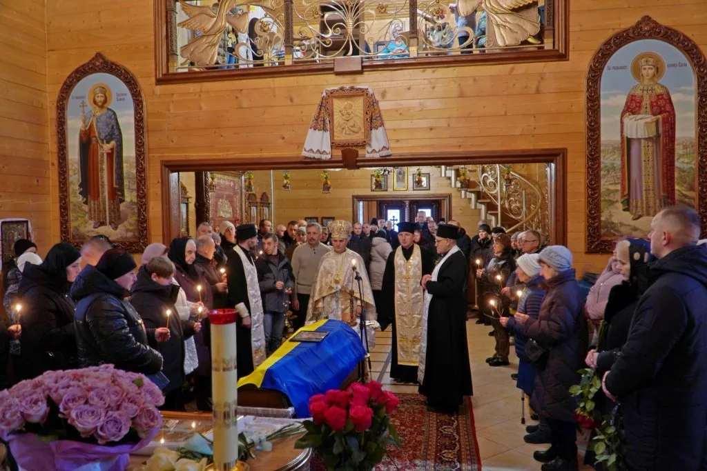 Понад рік вважався зниклим безвісти: громада Володимира попрощалася з полеглим Героєм Романом Літвінчуком 3