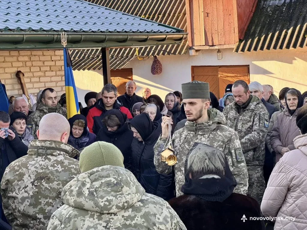Трагічно загинув у ДТП: громада Нововолинська попрощалася із Захисником Романом Пасальським 4