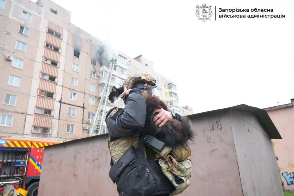 У Запоріжжі росіяни скинули авіабомбу на багатоповерхівку 9