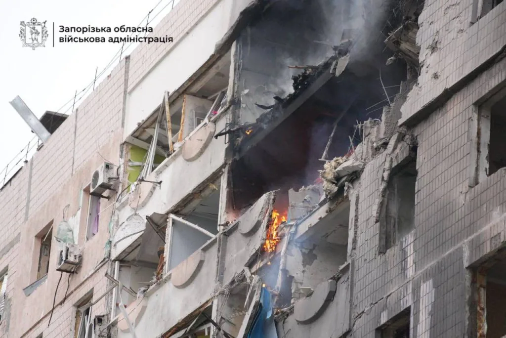 У Запоріжжі росіяни скинули авіабомбу на багатоповерхівку 5