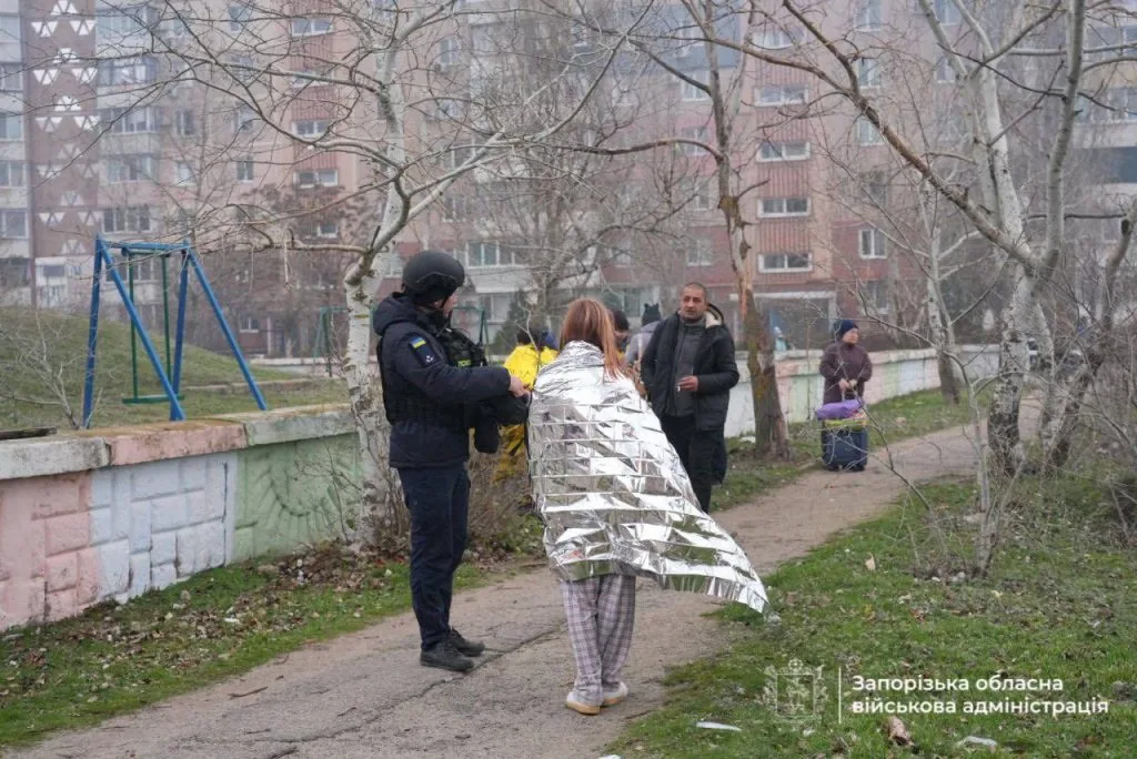 У Запоріжжі росіяни скинули авіабомбу на багатоповерхівку 7