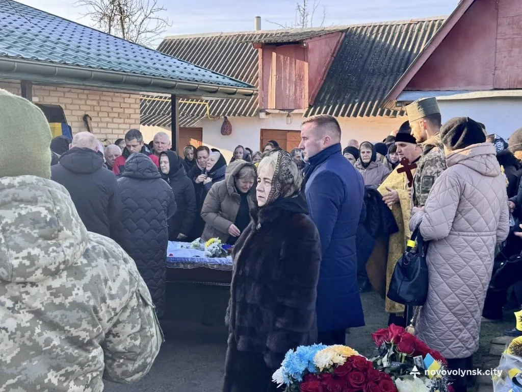 Трагічно загинув у ДТП: громада Нововолинська попрощалася із Захисником Романом Пасальським 5