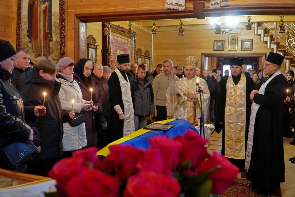 Понад рік вважався зниклим безвісти: громада Володимира попрощалася з полеглим Героєм Романом Літвінчуком 4