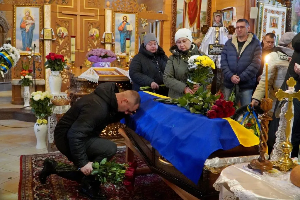 Понад рік вважався зниклим безвісти: громада Володимира попрощалася з полеглим Героєм Романом Літвінчуком 5
