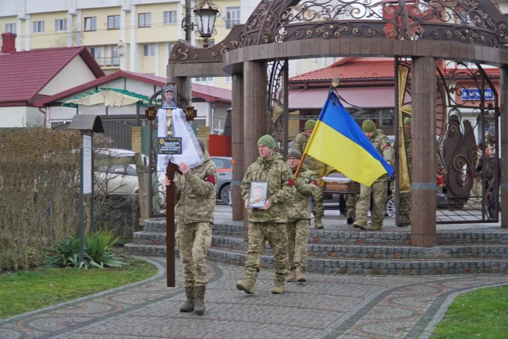 Понад рік вважався зниклим безвісти: громада Володимира попрощалася з полеглим Героєм Романом Літвінчуком 6