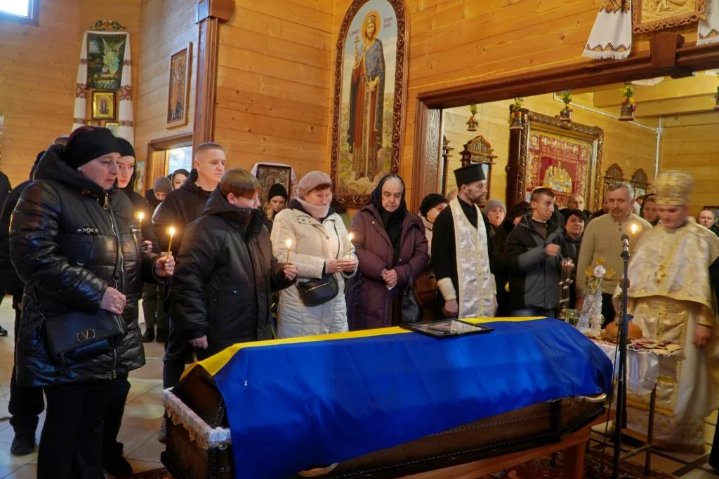 Понад рік вважався зниклим безвісти: громада Володимира попрощалася з полеглим Героєм Романом Літвінчуком 7
