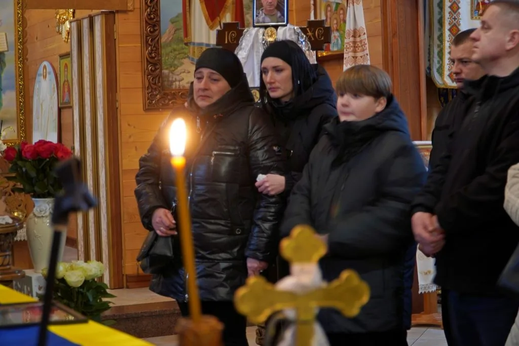Понад рік вважався зниклим безвісти: громада Володимира попрощалася з полеглим Героєм Романом Літвінчуком 8