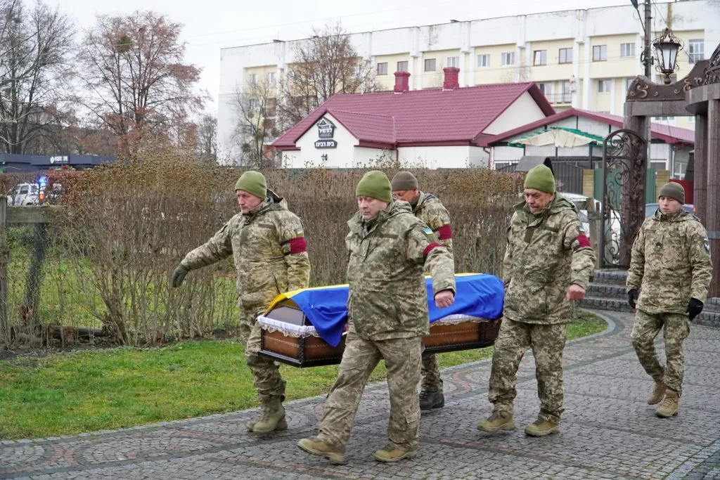 Понад рік вважався зниклим безвісти: громада Володимира попрощалася з полеглим Героєм Романом Літвінчуком 11