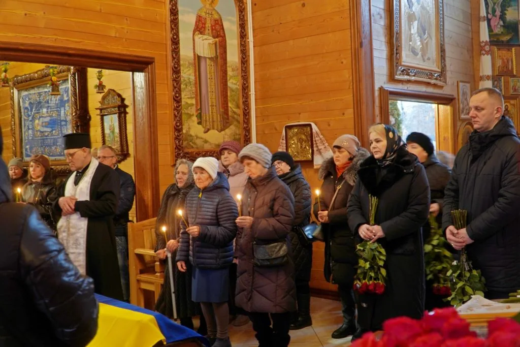 Понад рік вважався зниклим безвісти: громада Володимира попрощалася з полеглим Героєм Романом Літвінчуком 12