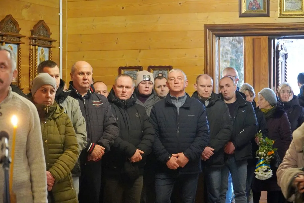 Понад рік вважався зниклим безвісти: громада Володимира попрощалася з полеглим Героєм Романом Літвінчуком 13