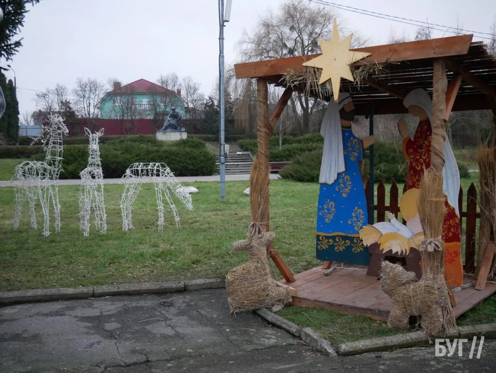 Фото дня: у Володимирі прикрасили головну ялинку міста 2