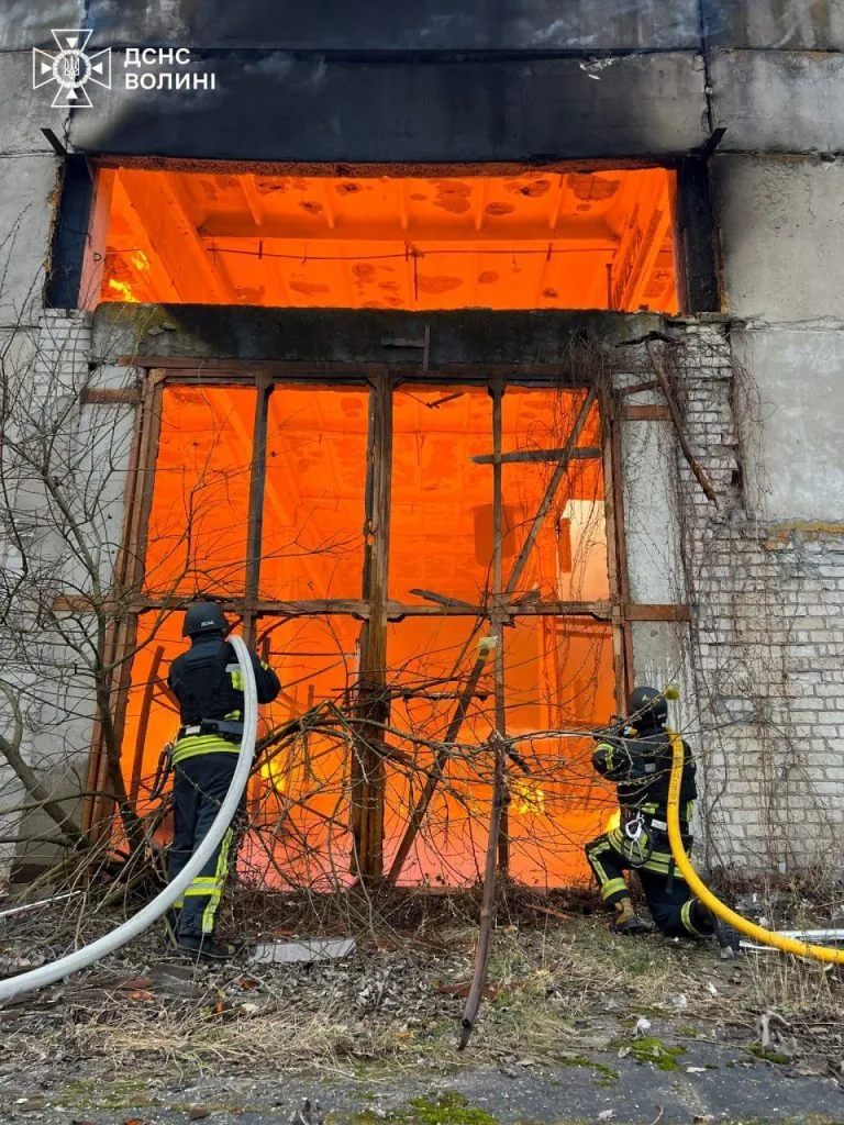 У Луцьку після атаки російських «шахедів» гасять масштабну пожежу 1