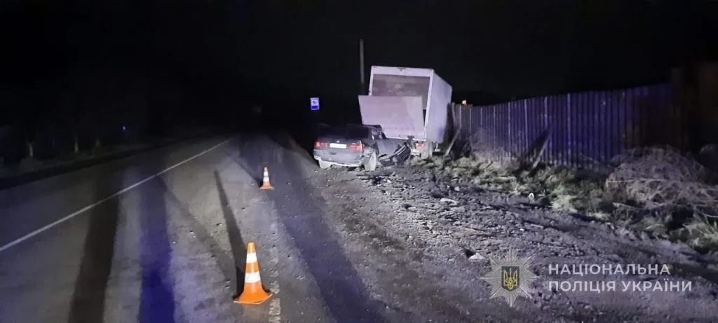 Під Луцьком пʼяний водій BMW вʼїхав у припарковане авто, загинув 17-річний хлопець 1