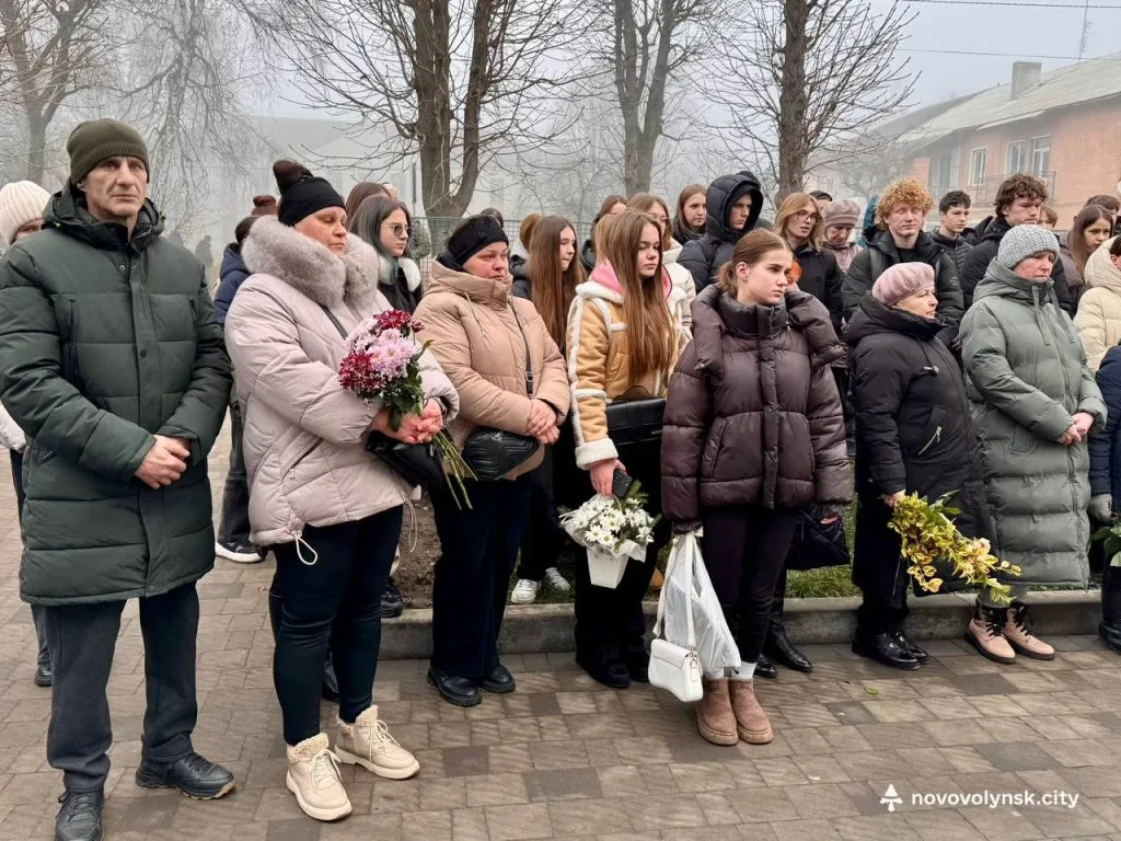 У Благодатному оновили меморіальну стелу Захисникам України 4