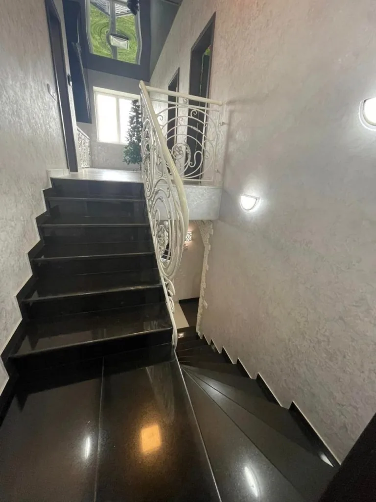 Маєток чиновника - втікача Коби вже півтора роки на OLX: будинок дешевшає, але не продається 10