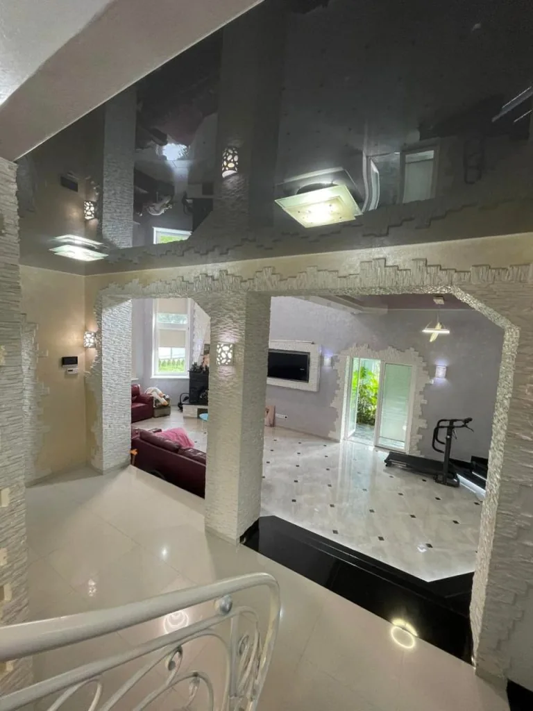 Маєток чиновника - втікача Коби вже півтора роки на OLX: будинок дешевшає, але не продається 9