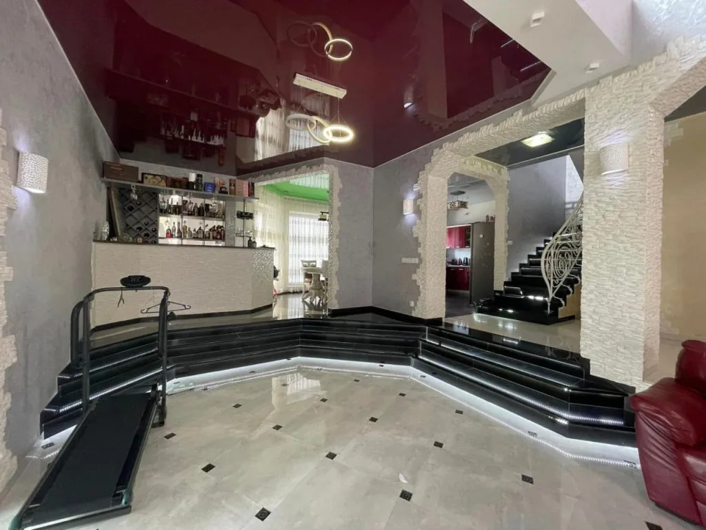 Маєток чиновника - втікача Коби вже півтора роки на OLX: будинок дешевшає, але не продається 8