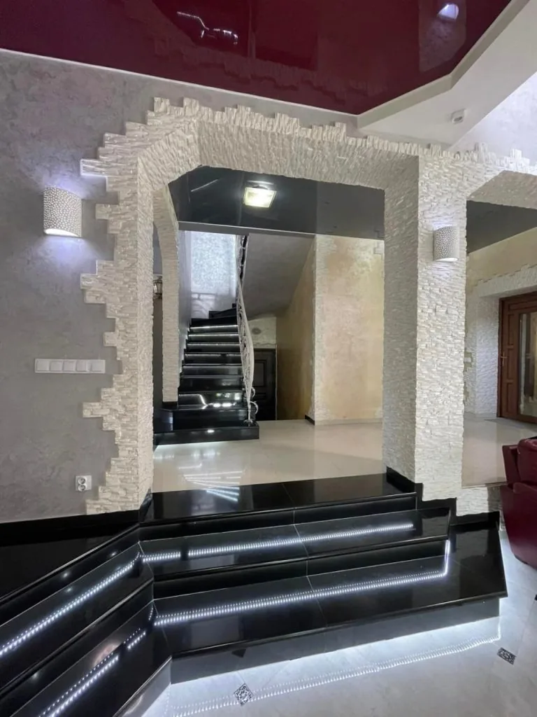 Маєток чиновника - втікача Коби вже півтора роки на OLX: будинок дешевшає, але не продається 7