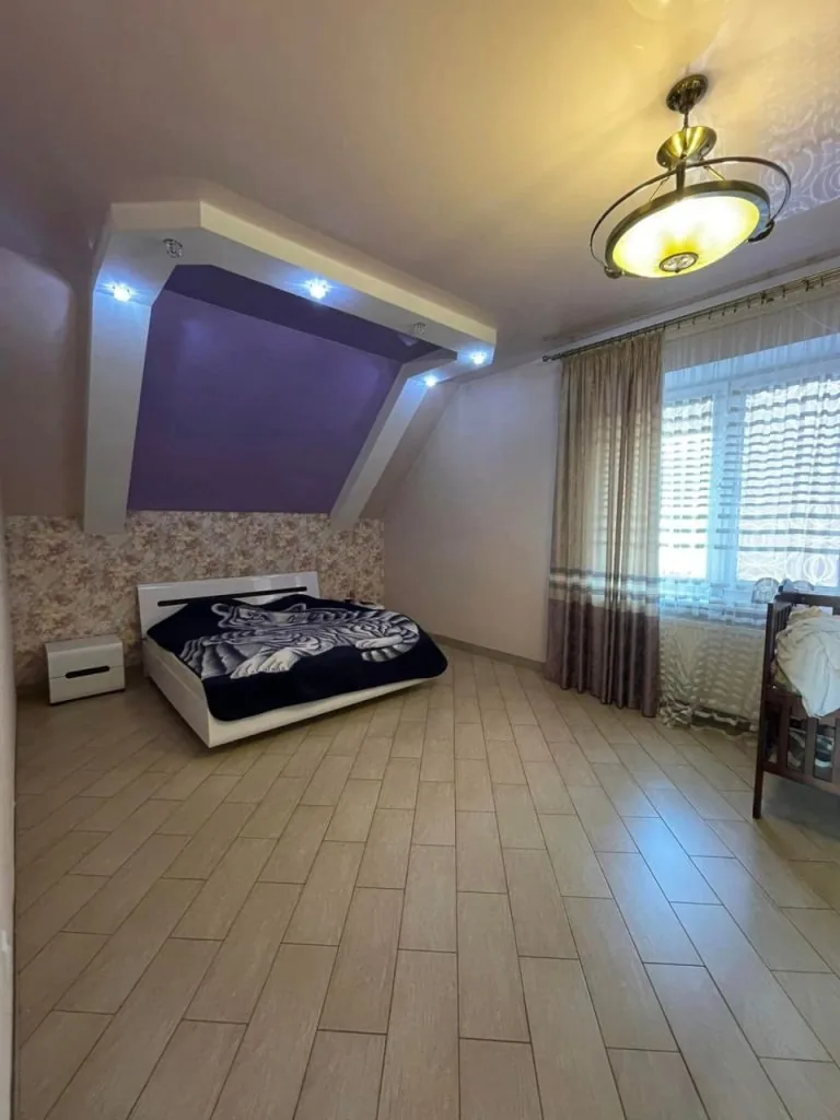 Маєток чиновника - втікача Коби вже півтора роки на OLX: будинок дешевшає, але не продається 6