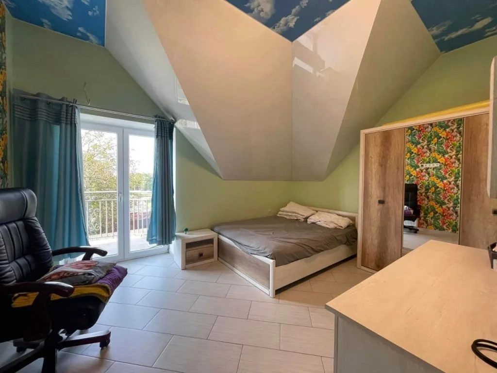 Маєток чиновника - втікача Коби вже півтора роки на OLX: будинок дешевшає, але не продається 4