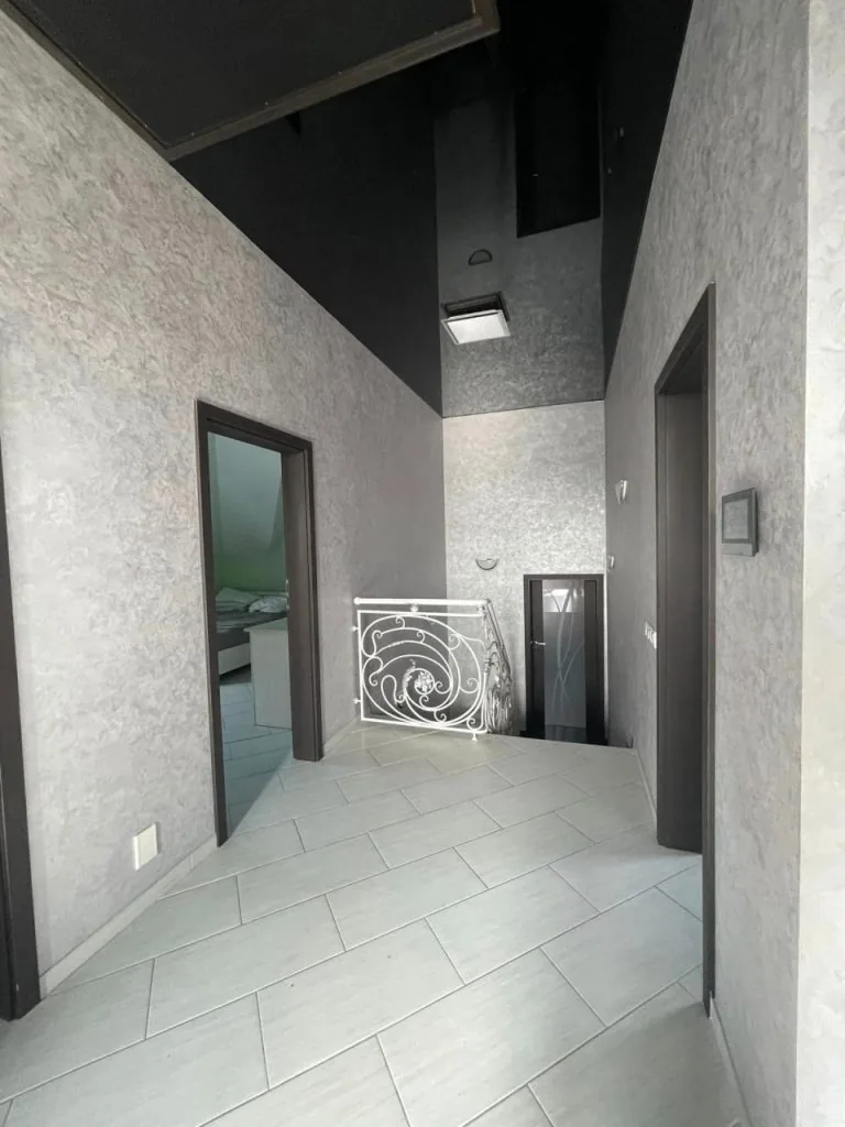 Маєток чиновника - втікача Коби вже півтора роки на OLX: будинок дешевшає, але не продається 3