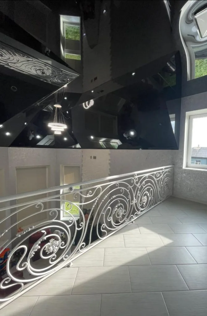 Маєток чиновника - втікача Коби вже півтора роки на OLX: будинок дешевшає, але не продається 2