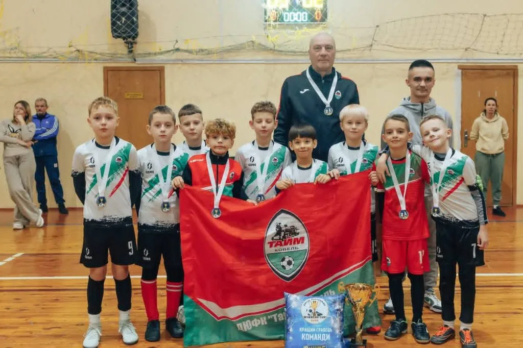 Юні спортсмени з Володимира здобули перемогу на зимовому турнірі з футзалу 8