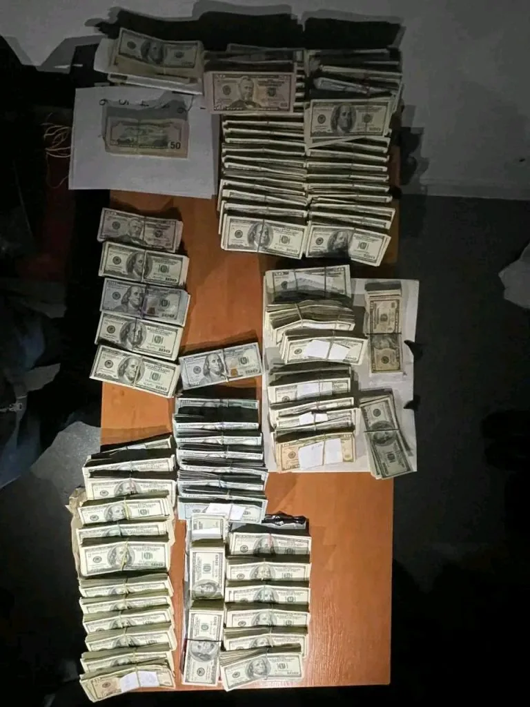 Мільйон доларів готівкою: НАБУ «накрило» місячну касу Волинської митниці 1