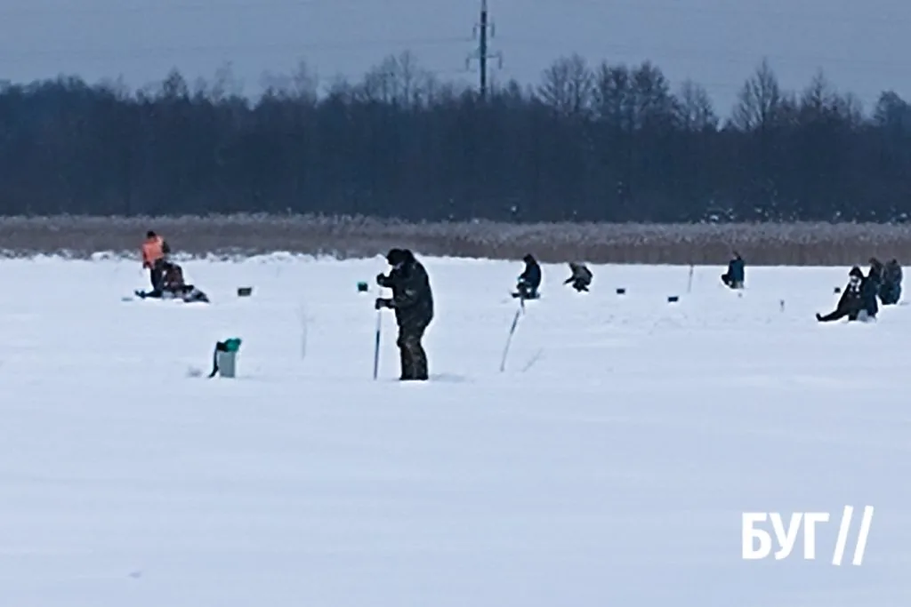 Фото дня: зимова риболовля у Шацькому районі 1