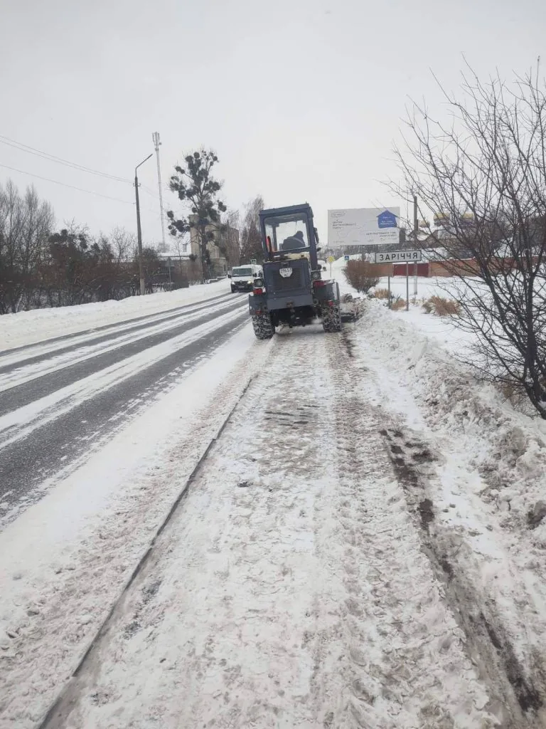 Сніг без пауз: комунальники Володимирської громади працюють у посиленому режимі вже майже тиждень 2