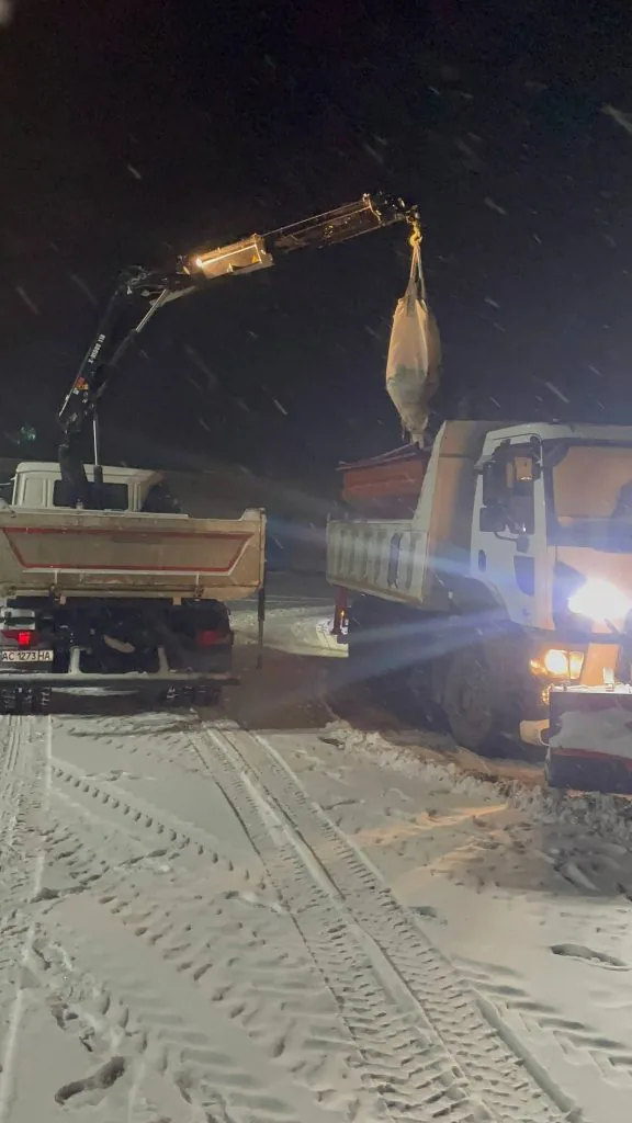 Сніг без пауз: комунальники Володимирської громади працюють у посиленому режимі вже майже тиждень 3