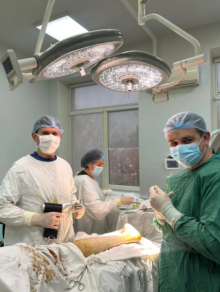 Володимирські лікарі провели одночасні складні операції на обох п’ятах пацієнта 2