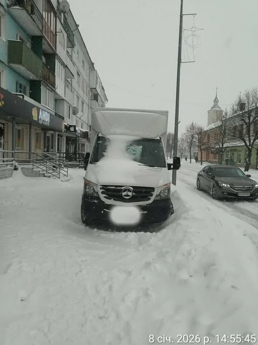 Автівки на тротуарах і під знаками: неправильне паркування у Володимирі заважає пішоходам і комунальникам 3