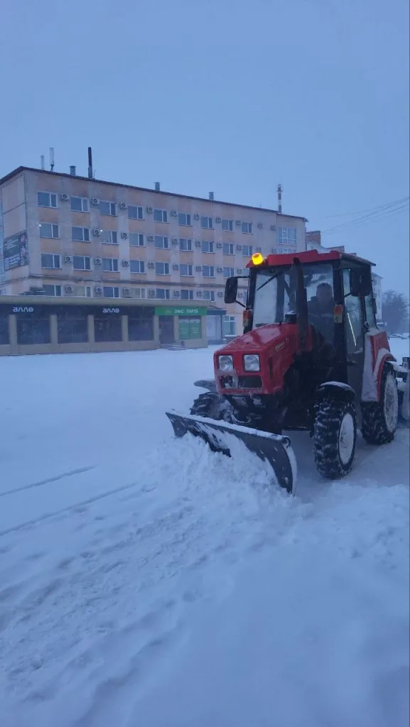 Сніг без пауз: комунальники Володимирської громади працюють у посиленому режимі вже майже тиждень 7