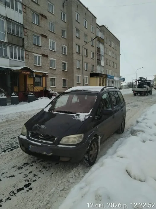 Автівки на тротуарах і під знаками: неправильне паркування у Володимирі заважає пішоходам і комунальникам 6