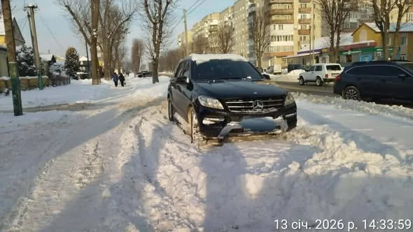 Автівки на тротуарах і під знаками: неправильне паркування у Володимирі заважає пішоходам і комунальникам 2