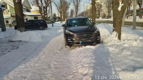 Автівки на тротуарах і під знаками: неправильне паркування у Володимирі заважає пішоходам і комунальникам 4