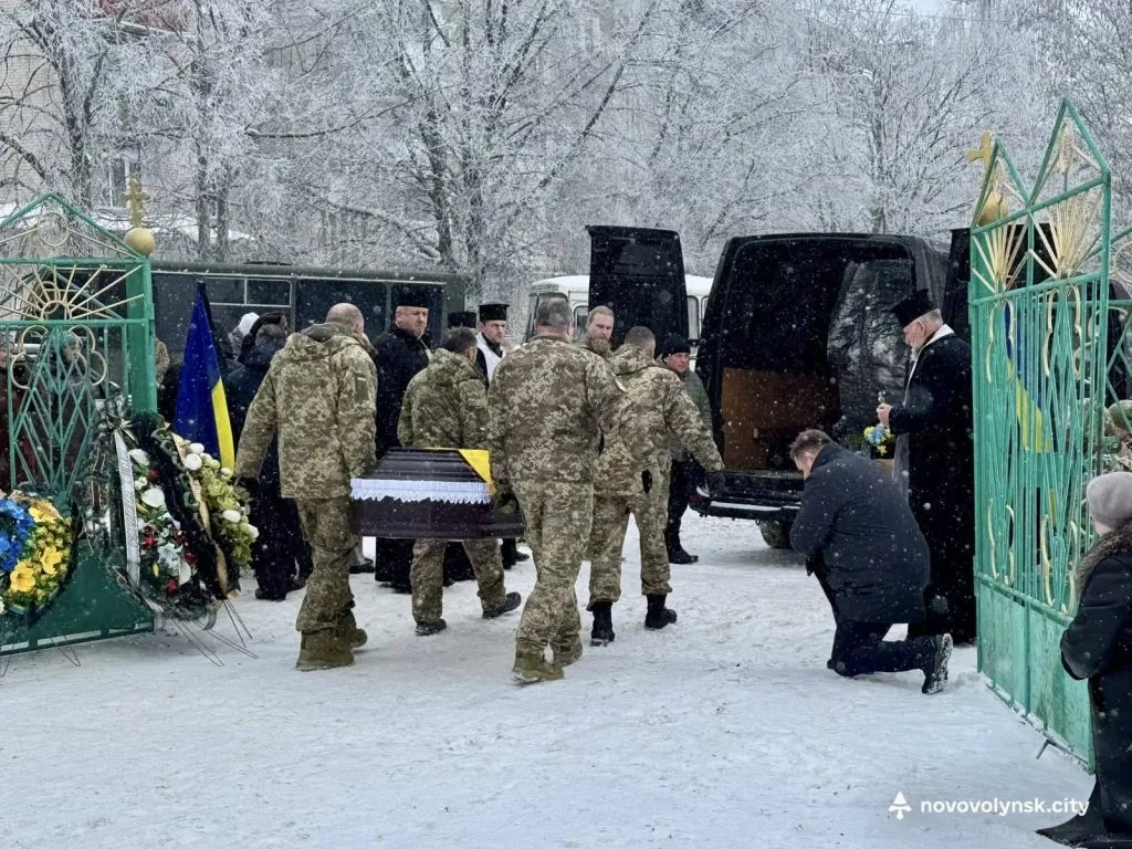 Понад рік вважався зниклим безвісти: громада Нововолинська попрощалася з полеглим Героєм Дмитром Тимофєєм 2