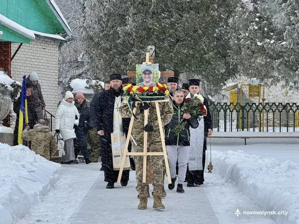 Понад рік вважався зниклим безвісти: громада Нововолинська попрощалася з полеглим Героєм Дмитром Тимофєєм 3