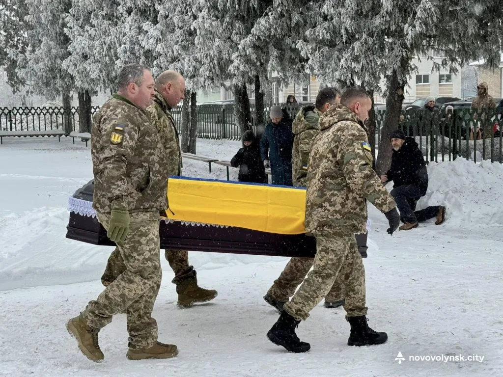 Понад рік вважався зниклим безвісти: громада Нововолинська попрощалася з полеглим Героєм Дмитром Тимофєєм 4