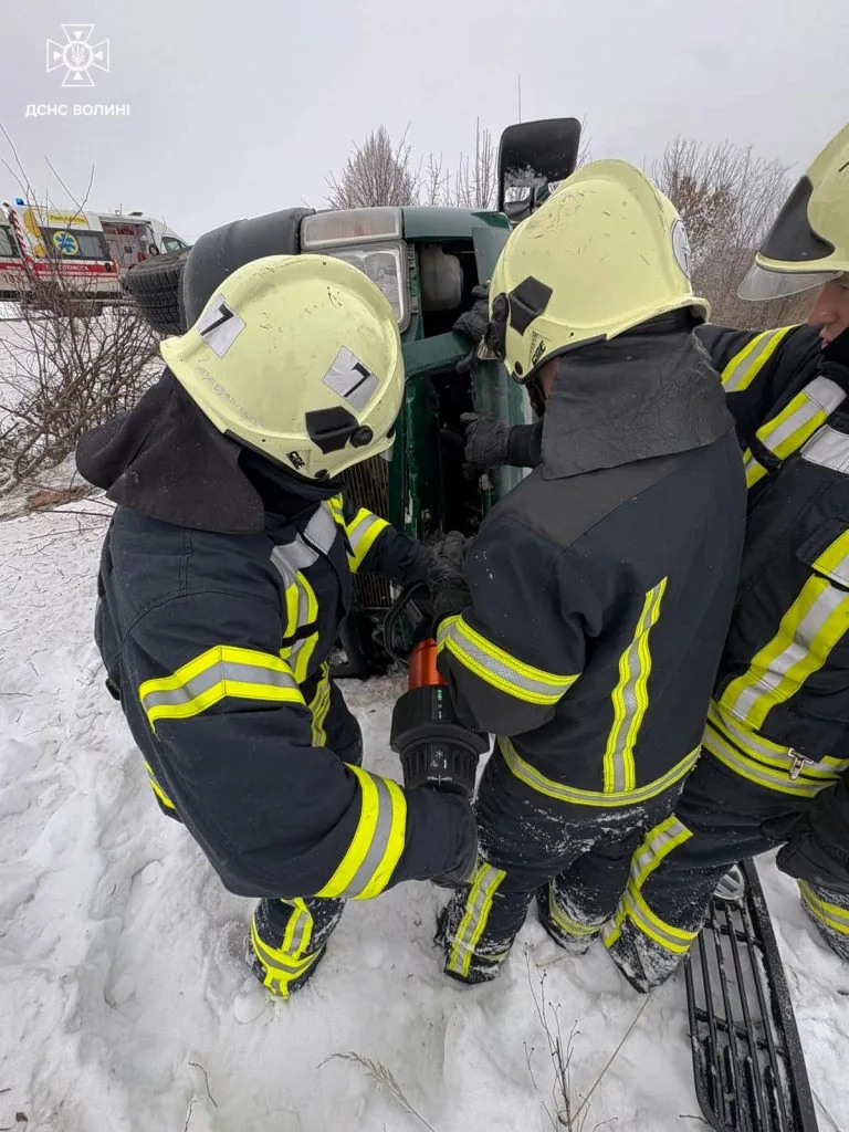 На трасі Володимир-Нововолинськ перекинувся бус: постраждали шестеро людей 1