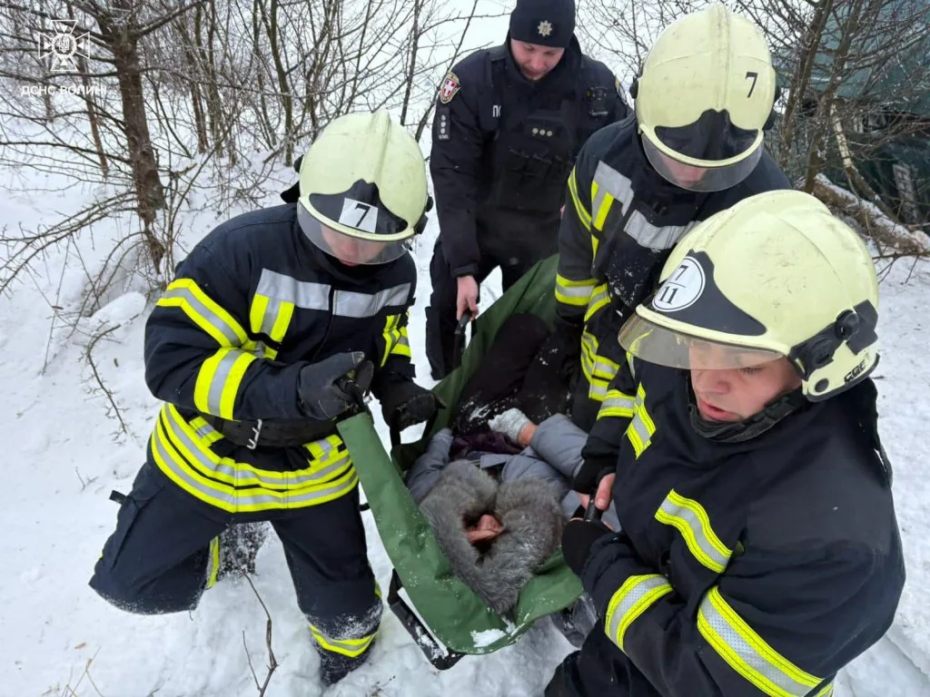 На трасі Володимир-Нововолинськ перекинувся бус: постраждали шестеро людей 3
