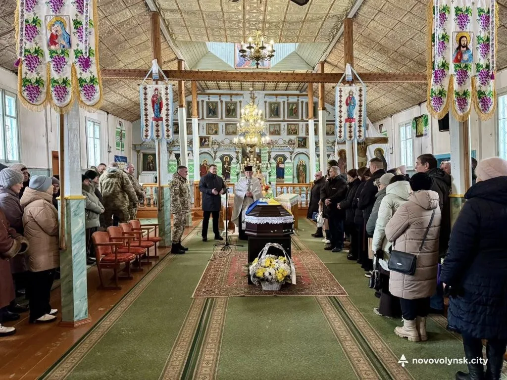 Понад рік вважався зниклим безвісти: громада Нововолинська попрощалася з полеглим Героєм Дмитром Тимофєєм 6